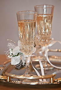 结婚眼镜和香槟装饰花图片