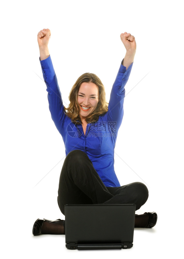 这女人坐在笔记本电脑前情感表达成功图片