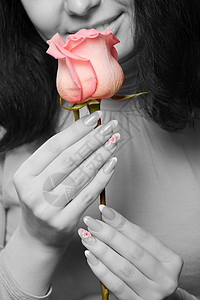 拿着玫瑰的女人特写女人和一朵彩色玫瑰的单色图像图片