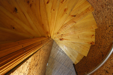 木质螺旋楼梯铁扶手陡坡图片
