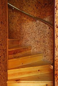 木质螺旋楼梯铁扶手陡坡图片