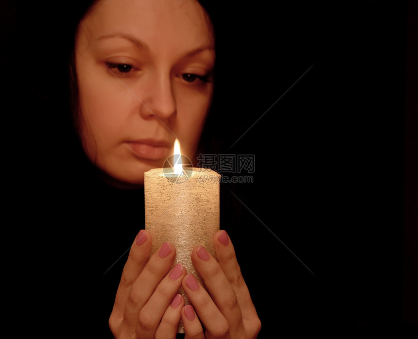 点着蜡烛的女人有选择地把注意力集中在蜡烛上图片