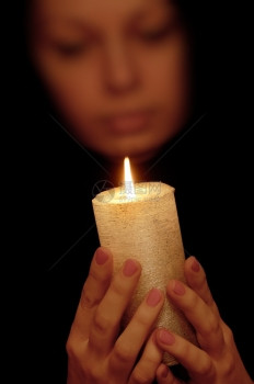点着蜡烛的女人有选择地把注意力集中在蜡烛上图片