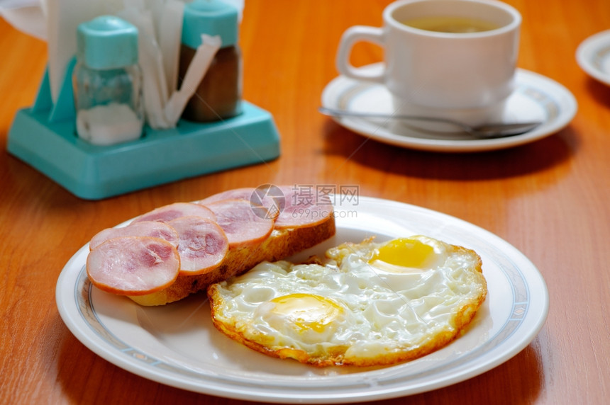 早餐炒鸡蛋三明治和茶图片