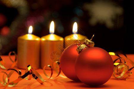 圣诞蜡烛和红球图片