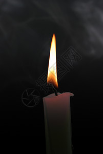 在孤立的黑色背景上用蜡烛烟图片