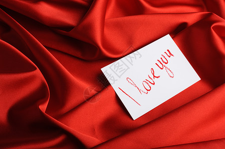 红色丝绸上的记号有句我爱你口红画图片