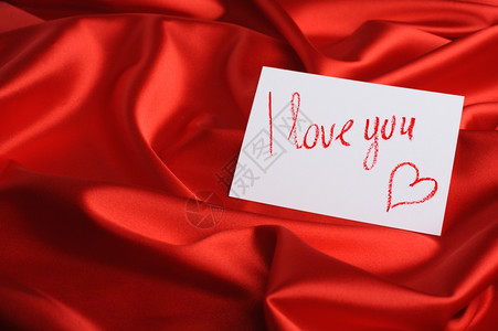 红色丝绸上的记号有句我爱着你和心口红画图片
