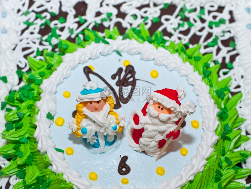 新年蛋糕和圣诞老人在数小时内被装饰图片