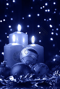 圣诞之夜蜡烛的作品黑暗背景下的新年玩具背景图片