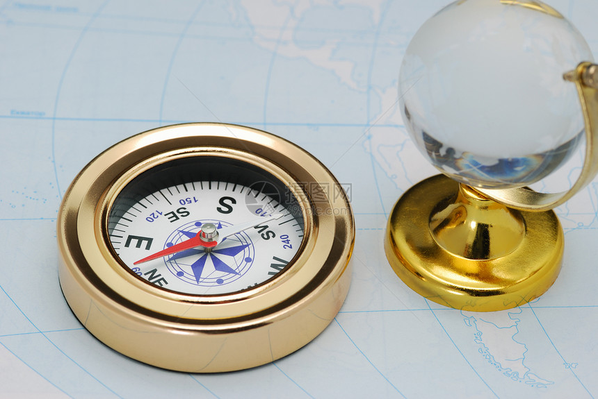 指南针和玻璃环球用于指示方向和卡片的装置图片