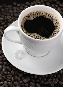 一杯咖啡背景咖啡粒子和白杯合影结束图片