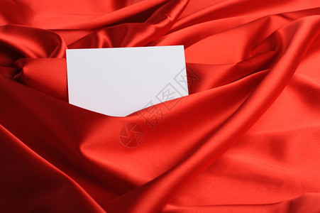 红色丝绸上的注释空纸表格图片