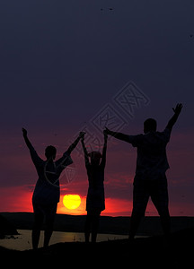 三个人的家庭欢迎日落太阳图片