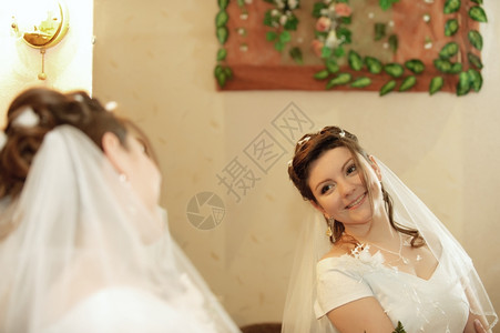 新娘穿着婚纱的年轻女孩背景抽象图片