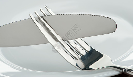 刀和叉子放在盘上厨房的配件关门了图片