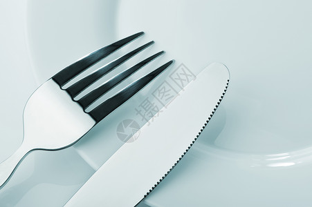 刀和叉子放在盘上厨房的配件关门了高清图片