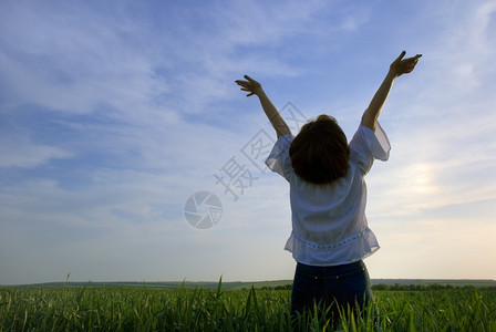 郊野外面天堂女孩在小麦田上日落的背景下拍摄了照片背景