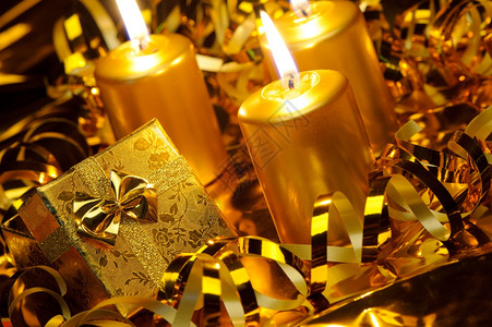 圣诞蜡烛和礼品盒图片