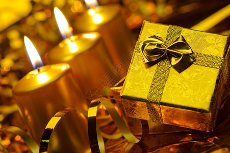 圣诞蜡烛和礼品盒背景图片