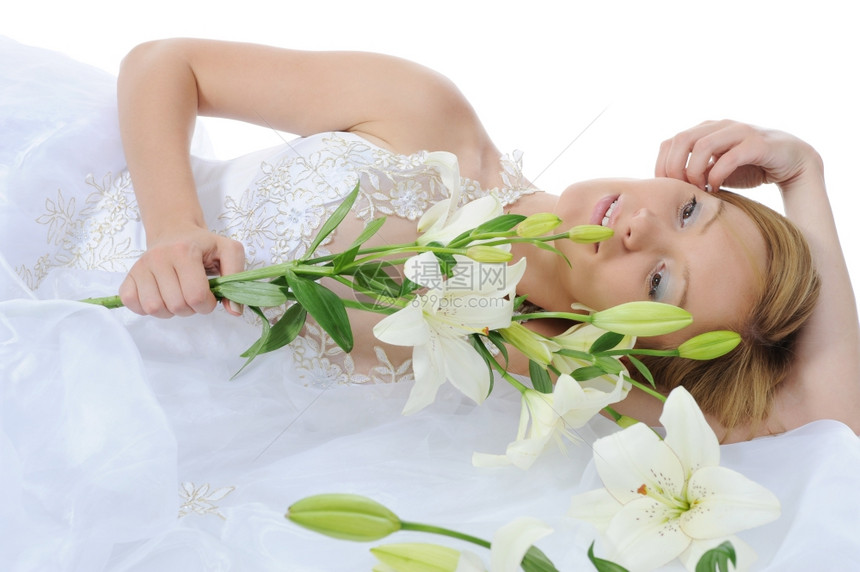 一束百合花的年轻新娘图片