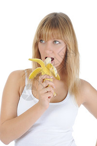穿白衬衫的美丽金发女吃香蕉白背景孤立无援图片