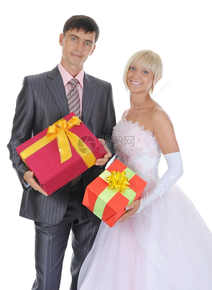 新婚夫妇手中拿着礼物盒图片