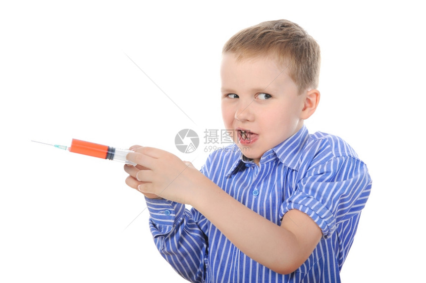 白种背景孤立的男孩被注射器的肖像图片