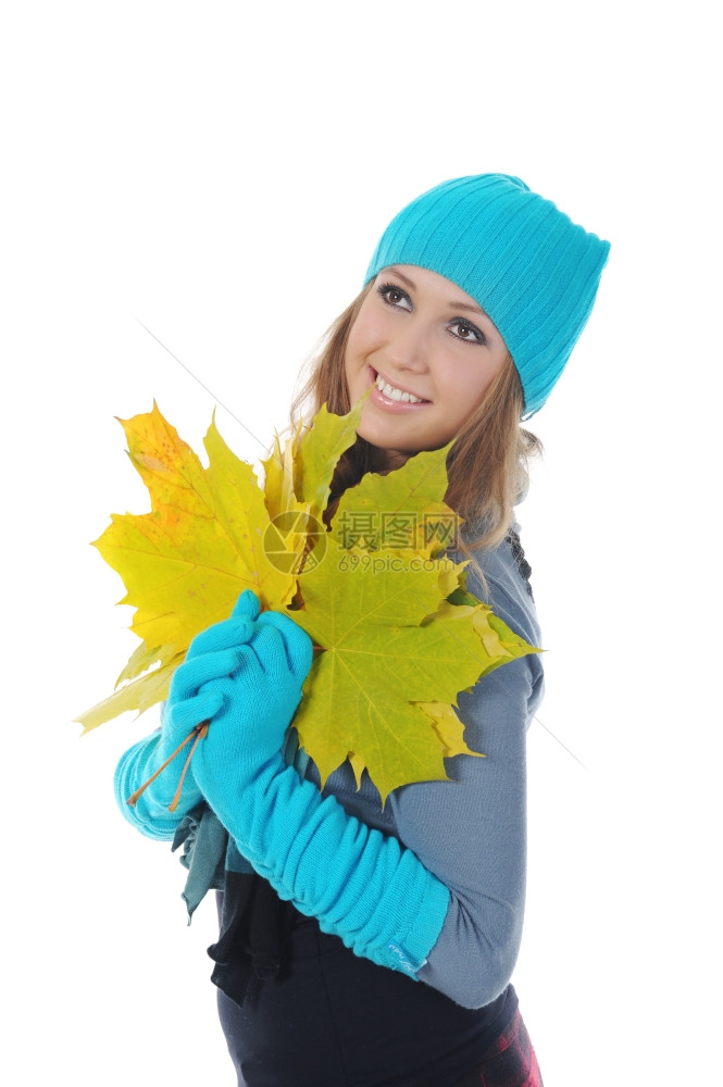 冬天的笑女人手里拿着一片绿叶孤立在白色上图片