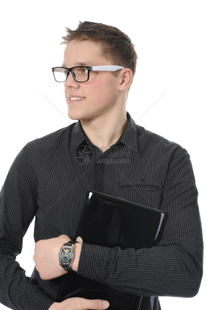 一个带着笔记本电脑微笑的年轻人肖像图片