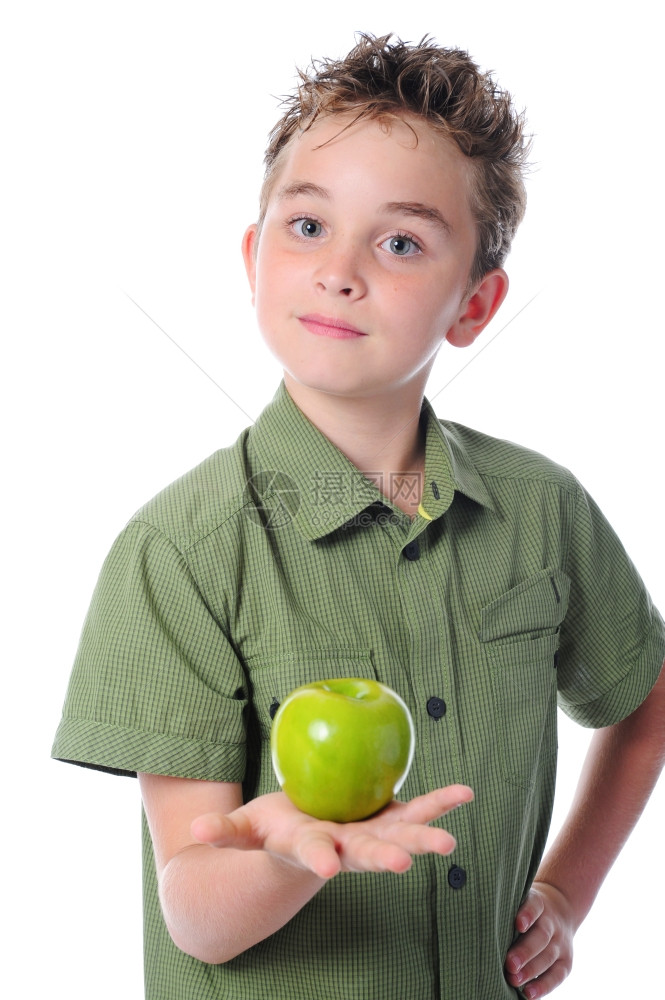男孩拿着苹果孤立在白色背景上图片