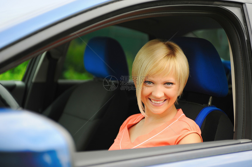 坐在车里微笑着的年轻女士肖像图片