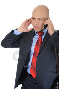 身穿黑色西装红领带在电话上聊天的商人形象图片