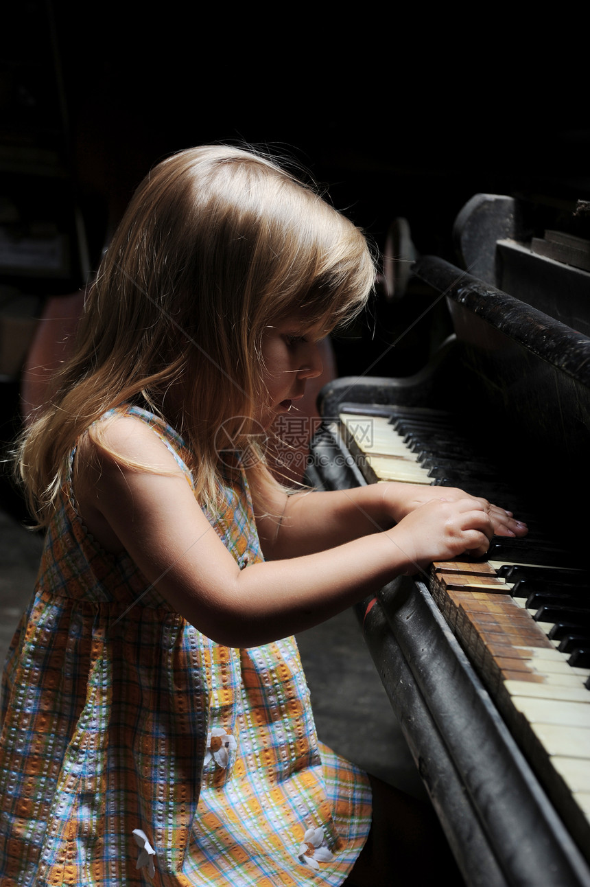 小女孩玩老黑钢琴图片