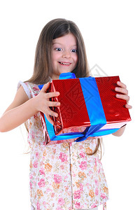 小女孩惊叹地看着红盒子带蓝丝孤立在白色背景上图片