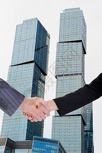 男女在商业建设背景下握手图片