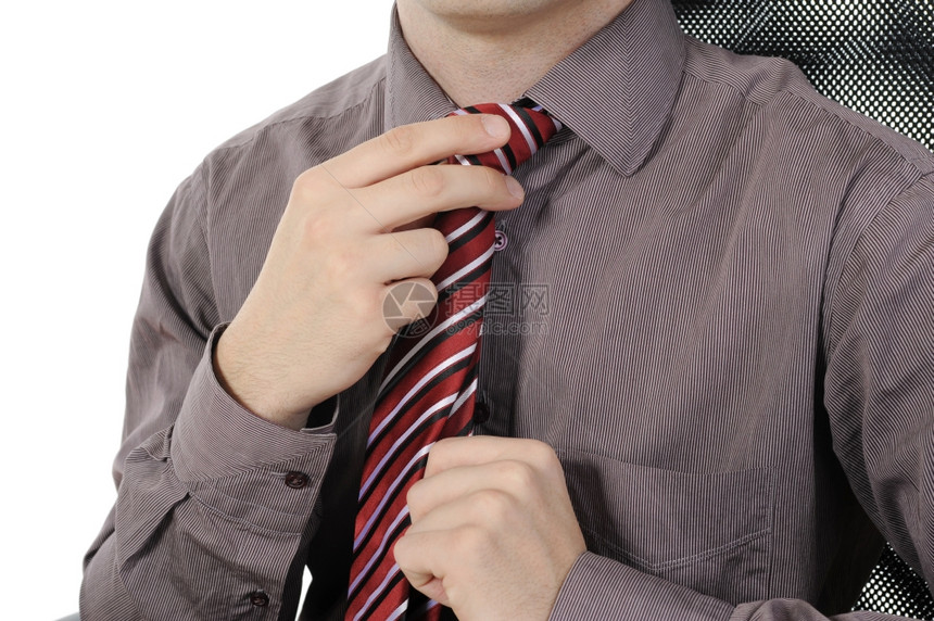 一张商人调整领带的照片图片