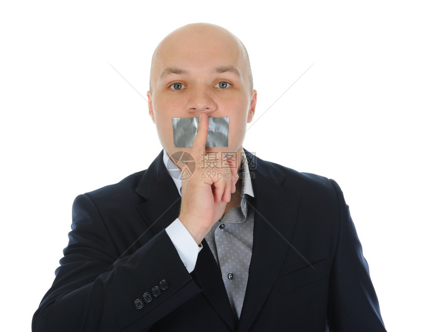年轻商人用手指对着他的嘴在白色背景上孤立无援图片