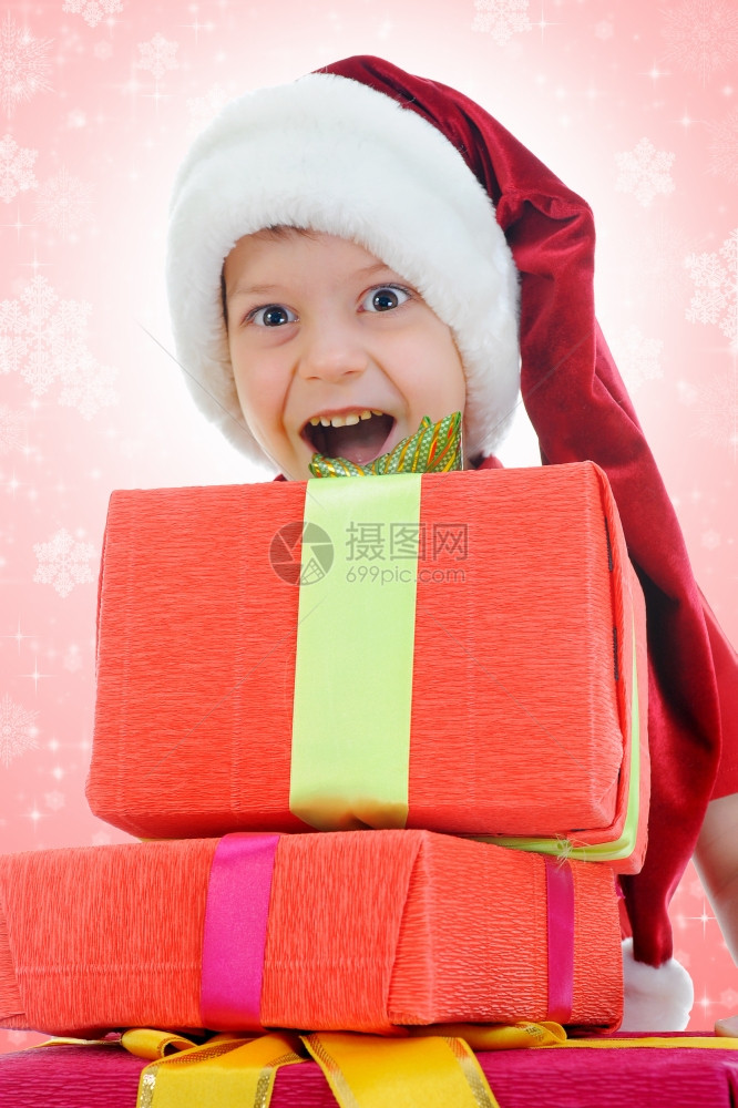 穿着红圣诞老人帽子的快乐男孩图片