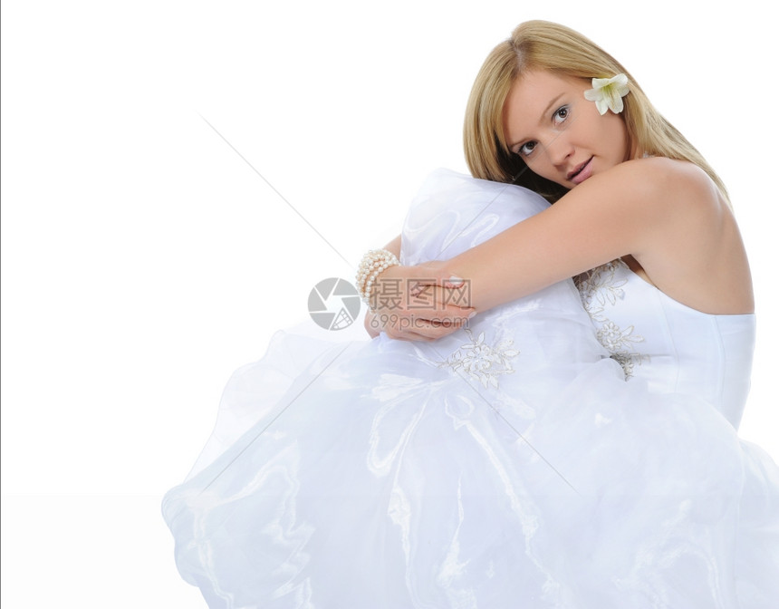 幸福的新娘躺在地上孤立的白色背景图片