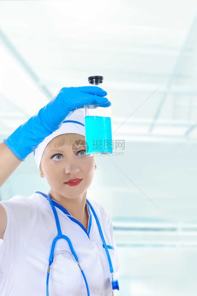 身着制服的年轻护士考虑药物治疗图片