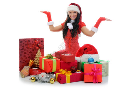圣诞微笑的女士穿着红色的圣诞礼帽带着物孤立在白色背景上图片