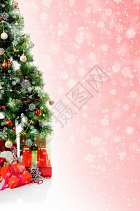 装了ETC圣诞树满的红礼箱装了饰的红礼箱被白色背景隔绝设计图片