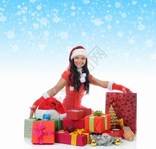 圣诞微笑的女人穿着红色圣塔帽带着礼物图片