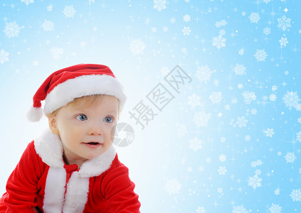 穿着圣诞老人帽子的快乐小男孩图片