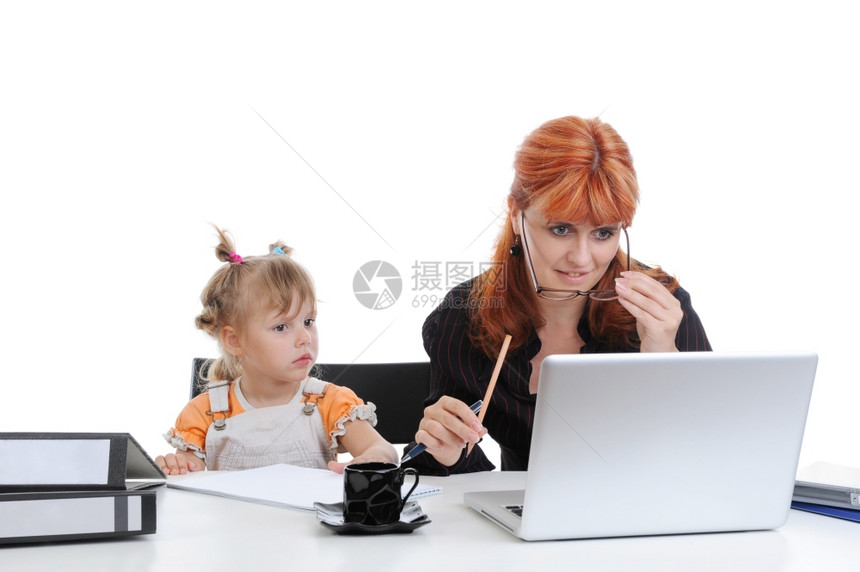 在办公室中母亲和女儿被孤立在白种背景上图片