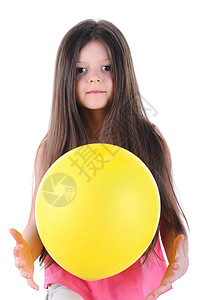 小女孩手里握着黄气球孤立在白色背景上图片