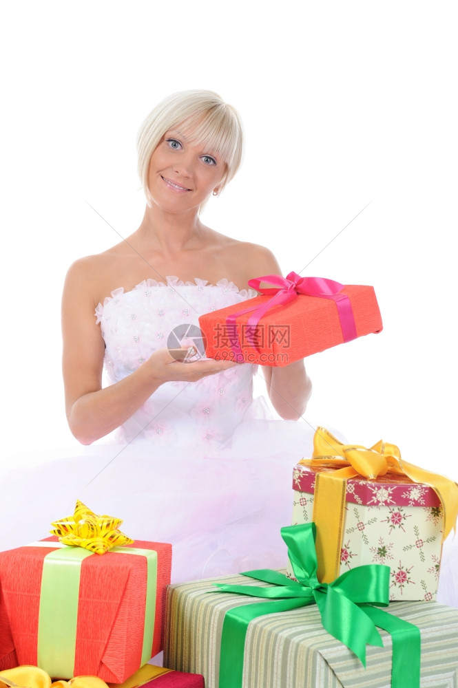 带礼物的年轻新娘白孤立图片