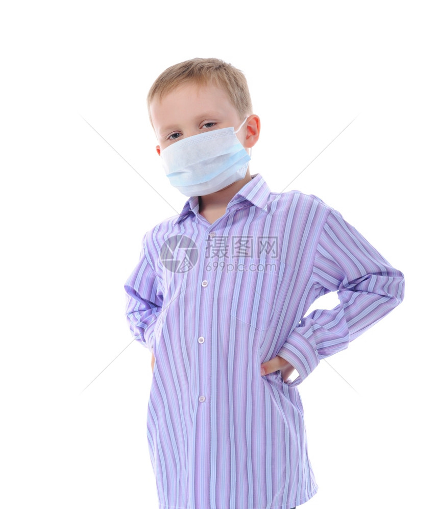 身戴医疗面具的男孩白种背景的孤立男孩图片