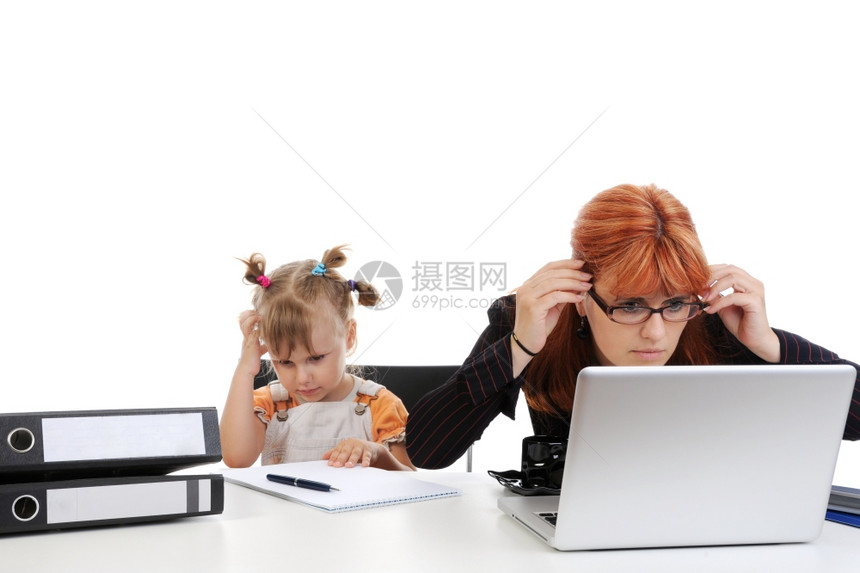 母亲和女儿在工作孤立于白人背景图片